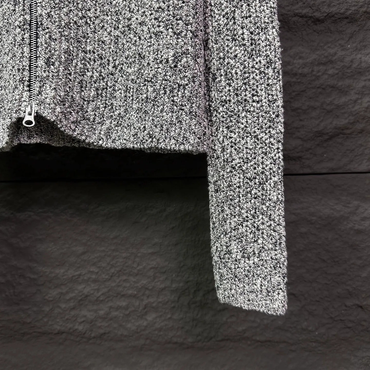 P350 Shitoujia 2025 new coral color classic sleeve logo stand-up collar cardigan couple style knitted long-sleeved sweater jacket 🔥high version🔥high version🔥 The fabric is made of 32-count cotton yarn blended material, which is skin-friendly, does not stick to the body, does not cause pilling, feels very soft, super comfortable, fashionable and personalized, super versatile and good-looking knitted cardigan, very suitable for both men and women, a must-have item for everyone. Packaging, tag, collar label, washed wheat Complete 👍 Color: Gray Size: S, M, L